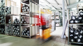 Czy wiesz, jak przechowywane są tkaniny meblowe? BIZNES, Handel - Magazynowanie produktów to proces, z którym na co dzień mierzą się producenci i dystrybutorzy. Nie inaczej jest w branży tkanin obiciowych. Wytwórcy mebli oczekują najwyższej jakości produktów bez uszczerbków i skaz. Kluczem do sukcesu jest ich odpowiednie przechowywanie.