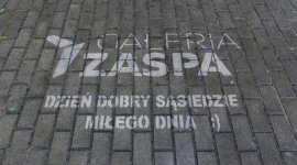 Galeria Zaspa wita się z sąsiadami ekologicznym graffiti BIZNES, Handel - „Dzień dobry sąsiedzie. Miłego dnia!” – między innymi takie napisy na chodnikach codziennie witają mieszkańców dzielnicy Zaspa.