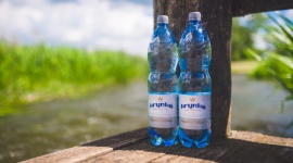 Lekko gazowana Krynka - orzeźwienie w nowym wymiarze BIZNES, Handel - Wraz z początkiem wakacji w ofercie Krynki, podlaskiego producenta wód i napoi, pojawił się zupełnie nowy produkt.