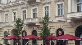 COSTA COFFEE wraca na Plac Trzech Krzyży BIZNES, Handel - Już od 12 lipca mieszkańcy Warszawy mogą ponownie rozkoszować się aromatyczną kawą z COSTA COFFEE na Placu Trzech Krzyży. Właśnie w tej prestiżowej lokalizacji, wywodząca się z Londynu marka, otworzyła swoją 123. kawiarnię.