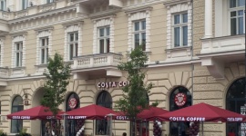 COSTA COFFEE wraca na Plac Trzech Krzyży BIZNES, Handel - Już od 12 lipca mieszkańcy Warszawy mogą ponownie rozkoszować się aromatyczną kawą z COSTA COFFEE na Placu Trzech Krzyży. Właśnie w tej prestiżowej lokalizacji, wywodząca się z Londynu marka, otworzyła swoją 123. kawiarnię.