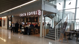 COSTA COFFEE wzmacnia ofertę na Lotnisku Chopina BIZNES, Handel - Największa sieć kawiarni w Polsce i w Europie uruchomiła dwa kolejne lokale na Lotnisku Chopina w Warszawie.