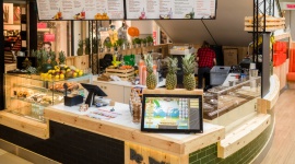 Nowi najemcy w Wola Parku BIZNES, Handel - W Wola Parku otworzyły się dwa nowe stoiska. Ofertę centrum uzupełniły marki Eye Boutique – nowatorski salon kosmetyczny oraz Be My Juice – bar ze świeżo wyciskanymi sokami i przekąskami.