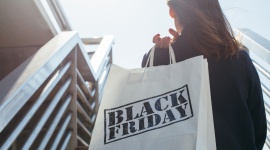 Black Friday – jak zwiększyć zyski z zakupowego szaleństwa? BIZNES, Handel - Wielkimi krokami zbliża się Black Friday, czyli dzień wielkich promocji, które sprawiają, że klienci chętniej i częściej odwiedzają sklepy stacjonarne czy internetowe. Co zrobić, by w „ten” dzień, 24 listopada, Twoja oferta nie utknęła w gąszczu konkurencyjnych?