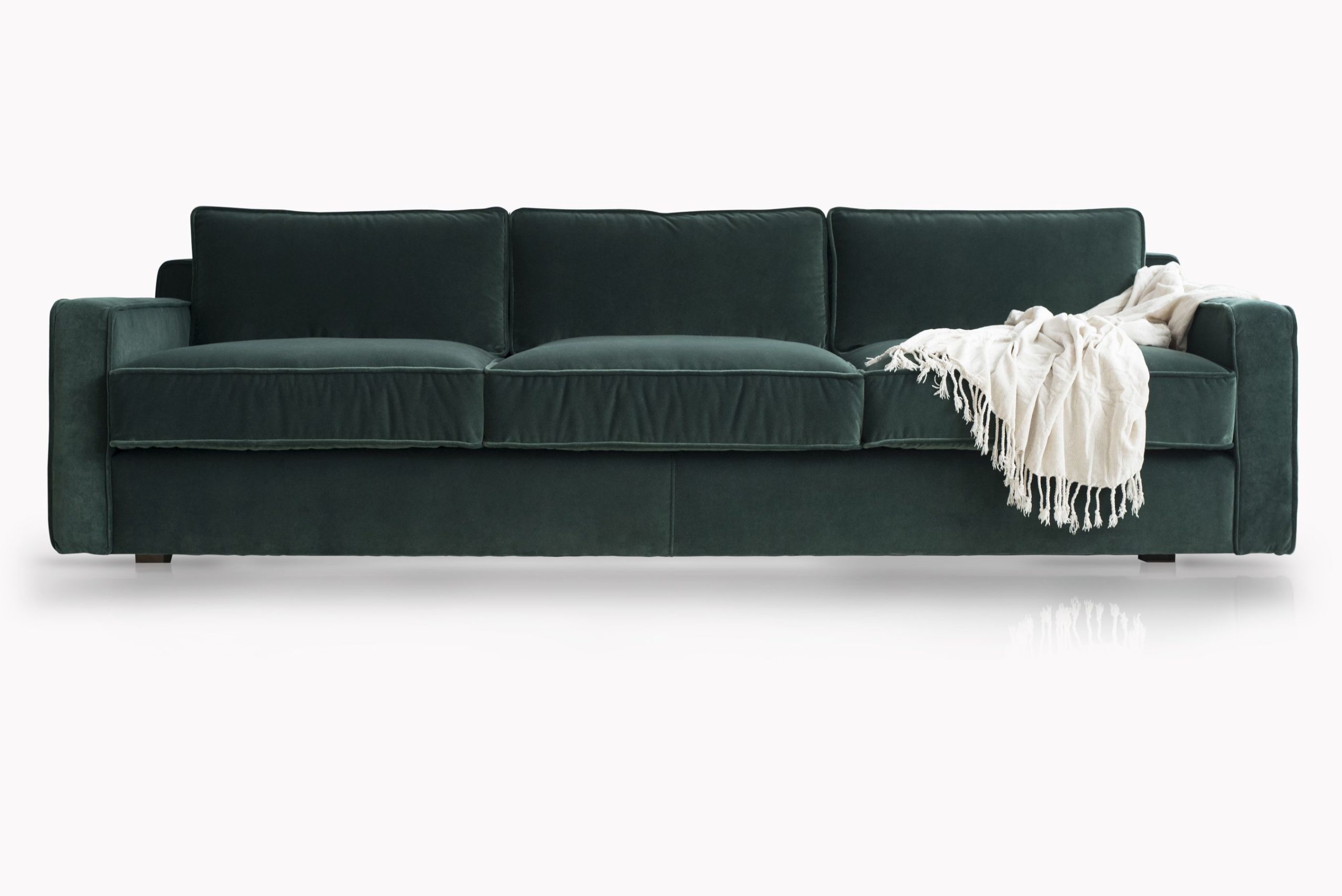 Sofa Harold marki Rosanero – komfort i elegancja w wersji lux , Rosanero - Meble o prostej, geometrycznej formie to absolutna klasyka, która sprawdzi się w każdym domu. Jeżeli dodatkowo są one wykonane z wysokiej klasy materiałów i w ulubionym przez na kolorze, to śmiało można mówić o aranżacyjnym strzale w dziesiątkę. Nowa sofa Harold marki Rosanero to propozycja, która zachwyca ponadczasowym designem i niezwykłą starannością wykonania, a do tego dostępna jest w kilku wariantach rozmiarowych oraz niezliczonej liczbie odcieni. Spełnia zatem wszystkie wymagania, stawiane idealnym meblom do salonu.