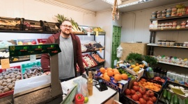 Pierwszy w Polsce bezpłatny terminal od First Data Polcard BIZNES, Handel - Pierwsze bezpłatne urządzenie trafiło do właściciela stoiska owocowo-warzywnego na warszawskim bazarku. Jego klienci mogą już zapłacić kartą, telefonem lub BLIK-iem