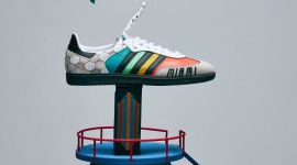 David Beckham, Elton John i inni projektują limitowaną edycję butów adidas BIZNES, Handel - Już w lipcu na aukcję w serwisie eBay.co.uk trafi 30 par oryginalnych butów Adidas Samba zaprojektowanych przez gwiazdy, takie jak Elton John, Pharrell Williams, Marc Jacobs, David Beckham, Kate Moss czy Naomi Campbell.