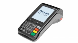 First Data Polcard wprowadza najnowocześniejsze terminale Ingenico z serii Tetra BIZNES, Handel - Szybkie, poręczne i nowoczesne terminale Tetra zapewniają długi czas pracy na baterii i zawsze dostępne połączenie internetowe. Nowy atrakcyjny interfejs zwiększa wygodę kasjerów obsługujących terminal, jak i klientów płacących kartą lub smartfonem.