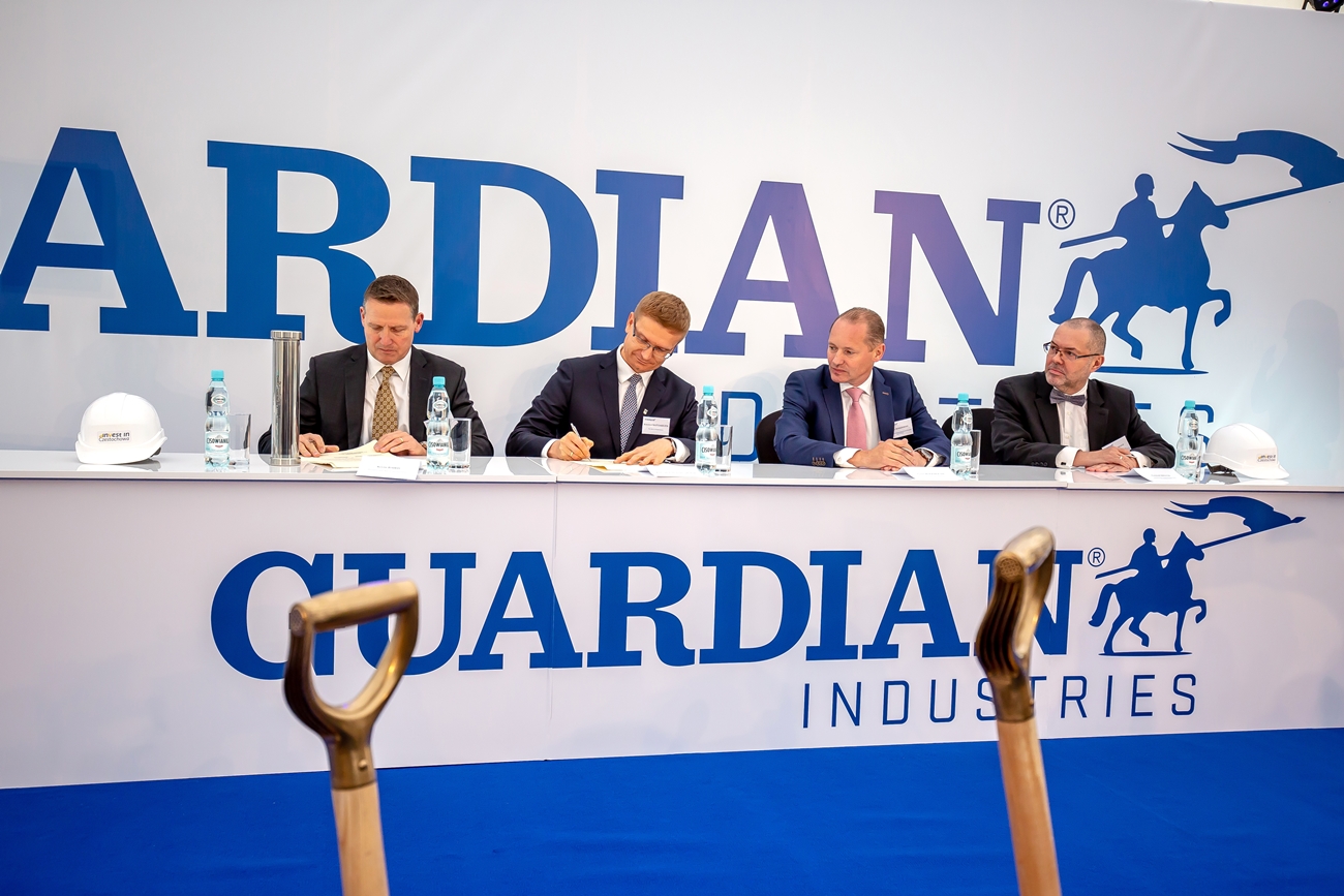 ERRATA : Kluczowy etap budowy zakładu produkcyjnego Guardian Glass w Częstochowie , Guardian - Częstochowa, Polska, 2 października 2018 – Firma Guardian Glass in Europe gościła dziś Pana Janusza Michałka, prezesa Katowickiej Specjalnej Strefy Ekonomicznej oraz Pana Krzysztofa Matyjaszczyka, prezydenta miasta Częstochowy, na doniosłej uroczystości wmurowania kamienia węgielnego nowej huty firmy Guardian w Częstochowie.