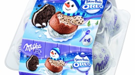 Odkryj magię oczekiwania na Święta z sezonowymi nowościami od marki Milka! BIZNES, Handel - Milka Snow Balls Oreo to połączenie delikatnej czekolady Milka stworzonej z alpejskiego mleka oraz mlecznego nadzienia o smaku waniliowym wypełnionego kakaowymi ciasteczkami Oreo. Słodki smak śnieżnych kulek wniesie magiczny akcent w grudniowy czas oczekiwania na Święta.