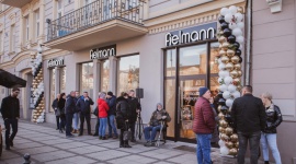 Fielmann – niemiecki lider branży optycznej otworzył nowy salon w Częstochowie BIZNES, Handel - Marka Fielmann 19 grudnia br. otworzyła swój nowy salon w Częstochowie przy Alei Najświętszej Maryi Panny 33. Wcześniej salon marki Fielmann znajdował się w Galerii Jurajskiej.