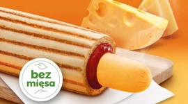 Nowy, serowy hot dog tylko w ofercie Żabka Café BIZNES, Handel - Żabka nie przestaje zaskakiwać swoich klientów. Sieć nieustannie rozwija ofertę, proponując unikalne produkty, dotąd niedostępne na polskim rynku. Jednym z nich jest hot dog z parówką serową – najnowsza, bezmięsna propozycja w ofercie szybkich przekąsek w Żabka Café.