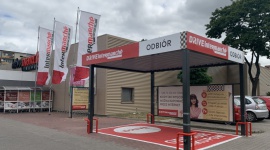 Intermarché Drive w blisko co 4 sklepie sieci BIZNES, Handel - Grupa Muszkieterów kontynuuje rozwijanie usługi zakupów click&collect w sieci supermarketów spożywczych. Od niedawna Intermarché Drive jest dostępne w blisko 50 lokalizacjach, dzięki czemu z rozwiązania mogą korzystać klienci prawie co czwartego sklepu sieci w całej Polsce.