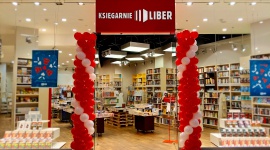 Księgarnia Liber debiutuje w Avenidzie Poznań BIZNES, Handel - Jak donosi wiosenny raport Biblioteki Narodowej, Polska może pochwalić się trwałym zatrzymaniem spadku czytelnictwa. Do tego sukcesu niewątpliwie przyczyniają się księgarnie. Avenida Poznań wspiera czytelnictwo wzbogacając swój wachlarz sklepów o nowo otwartą Księgarnię Liber.