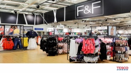 Ponad 46 ton plastiku odzyskało Tesco w Polsce dzięki recyklingowi wieszaków F&F BIZNES, Handel - Tesco nie ustaje w działaniach na rzecz zmniejszenia ilości odpadów. W zeszłym roku sieć wprowadziła specjalny system recyklingu wieszaków na ubrania, dzięki któremu do tej pory w Polsce odzyskano ponad 1,2 miliona wieszaków o łącznej wadze ponad 46 ton.
